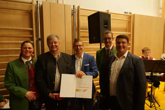 Johann Bachleitner (2.v.l.) wurde für seine jahrelange aktive Mitgliedschaft unter anderem als Kassier mit dem Verdienstkreuz in Gold geehrt - eine der höchsten Auszeichnungen des OÖBV