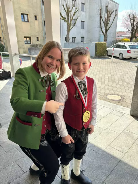 Kapellmeisterin Kathrin Ammerstorfer mit dem jüngsten Musiker Lukas Fuchshuber, der die Jury am Euphonium begeisterte, nach der Konzertwertung in Gunskirchen
