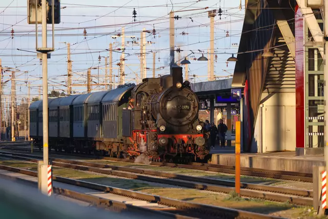 Kurzer Halt in Wels: Die Museumslokomotive des Dampfsonderzuges auf dem Weg nach Kefermarkt und wieder retour. | Foto: laumat.at