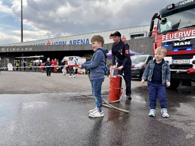 Maximilian und Matthias machten sich ein Bild der Horner Feuerwehr. | Foto: Markus Kahrer