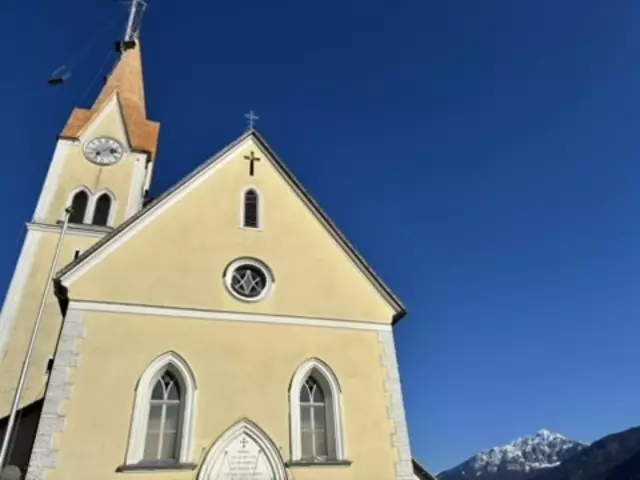 Die neuen Lärchenschindeln am Kirchdach strahlen. | Foto: MeinBezirk