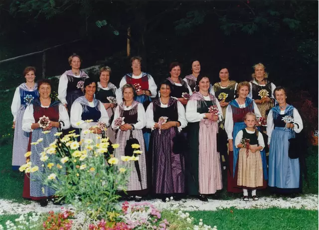 Die Trachtengruppe Bad St. Leonhard 1991 in vollständiger Tracht. | Foto: Trachtengruppe Bad St. Leonhard