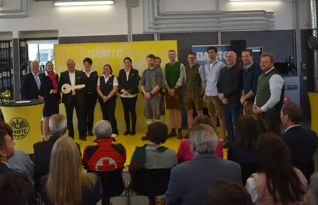 V. li.: Öamtc-Salzburg-Präsident Erich Lobensommer, Öamtc-Landesdirektorin Martina Schlegel-Lanz und Öamtc-Stützpunktleiter Siegfried Gfrerer sowie das Team des Stützpunktes Tamsweg bei der Eröffnungsfeier am 4. April 2025. | Foto: © ÖAMTC Salzburg Pirker