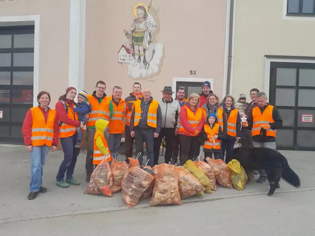 Auch heuer starteten die Oberstrahlbacher eine Flurreinigungsaktion.  | Foto: privat