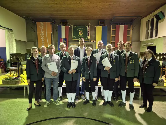 Kristina Führer (Leitung Jugendensemble), Bgm. Adolf Mechtler, Martin Filipp, Josef Tanzberger, Alois Tochtermann, Georg Furch (Bezirksarbeitsgemeinschaft Mistelbach), Emil Sommer (Solist bei „Erinnerung an Zirkus Renz“), Hannes Kandler, Kapellmeister Herbert Kandler, Andreas Simbeck, Obmann Georg Pochop, Selma Sommer (Leitung Jugendensemble). | Foto: Musikverein Hochleithen