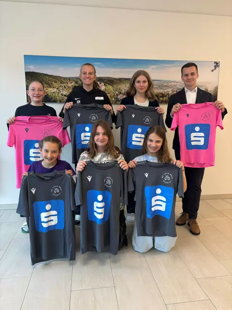Die Spende wurde von Daniel Hurtl, dem Geschäftsstellenleiter der Sparkasse Gars, überreicht. | Foto: Sportmittelschule Gars am Kamp