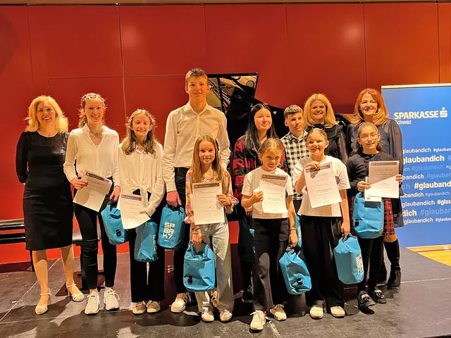 Die Teilnehmer:innen vom Preisträgerkonzert im SZentrum in Schwaz mit Sonja Melzer (LMS Schwaz, li.), Verena Hellweger (Sparkasse Schwaz) und Eveline Bader-Bettazza (Stadt Schwaz, re.)
 | Foto: Wechselberge