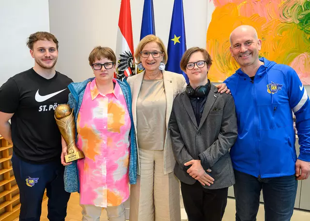 Johanna Mikl-Leitner gratuliert dem Special Needs-Team des SKN St. Pölten zum ersten Platz beim Spielerpass-Cup | Foto: NLK Burchhart