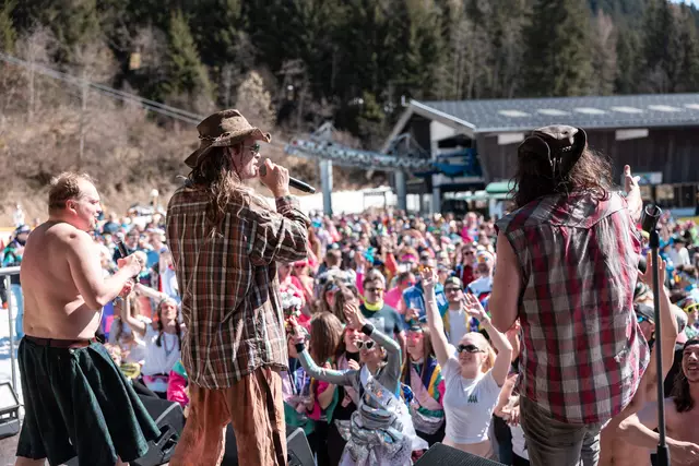 Rednex sorgten in der Zillertal Arena ordentlich für Stimmung. Die Band ist noch immer voll da.  | Foto: Zillertal Arena