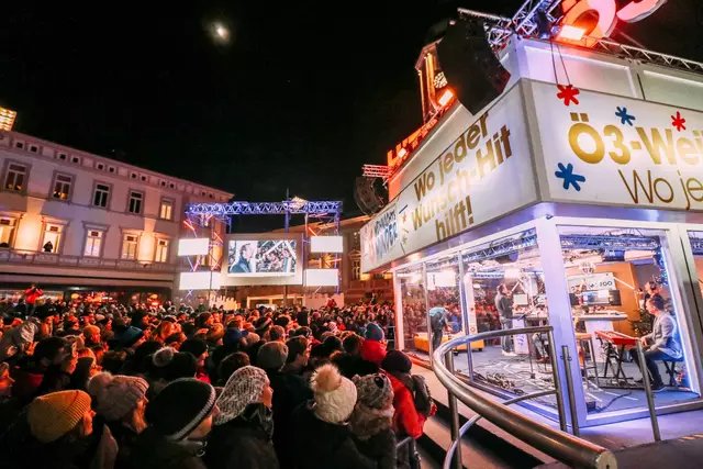 Das gläserne Studio beim Ö3-Weihnachtswunder 2018 in St. Pölten. | Foto: Ö3/Martin Krachler