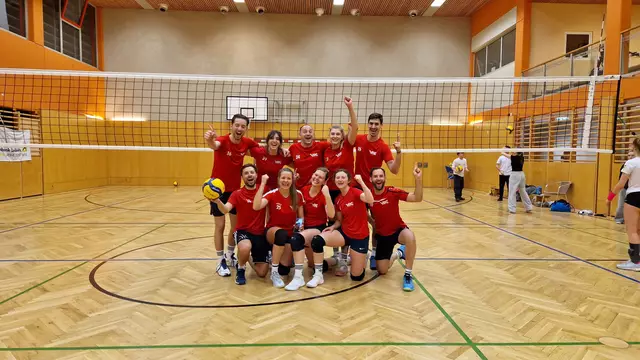 Die VBC Gnas Sportfreunde feiern den Aufstieg in Gruppe B.  | Foto: VBC Gnas