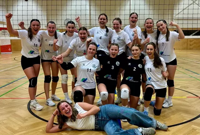 Die Damen 2 aus Feldbach siegten mit 3:2. Für den Titel reichte es haarscharf leider nicht.  | Foto: Hot Volleys 