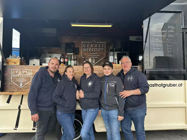 Das Team von der Gunskirchner Genusswerkstatt versorgte die Kundinnen und Kunden am Shopping-Day mit Speis und Trank. | Foto: MeinBezirk/Braun
