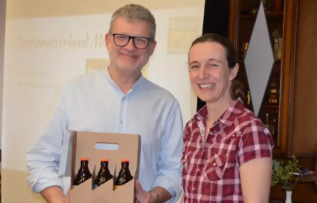 Markus Obermüller, Geschäftsführer des Tourismusverbandes Mühlviertel, und Birgit Hennerbichler, Obfrau des Vereins Reitwege Mühlviertler Kernland, freuen sich auf eine gute Zusammenarbeit.  | Foto: Reitregion Mühlviertler Kernland/Winklehner