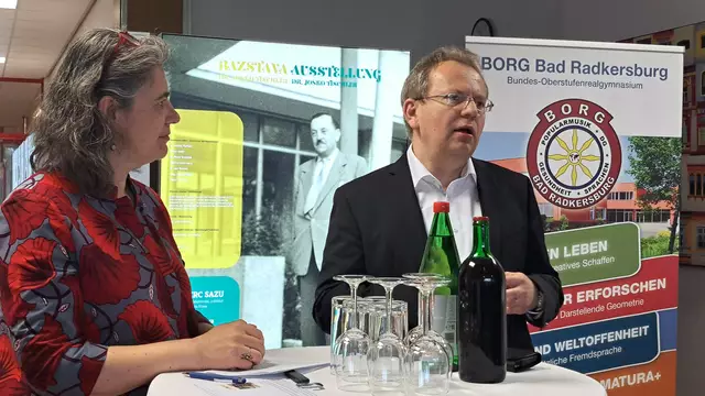 Susanne Weitlaner und Andrej Rahten eröffneten die Ausstellung.  | Foto: Borg Bad Radkersburg 