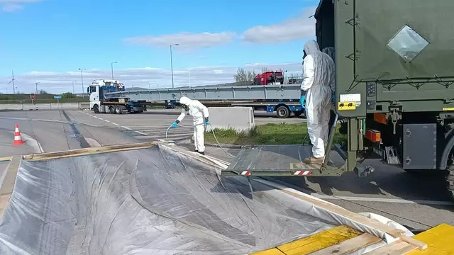 Zur Bekämpfung der Maul- und Klauenseuche waren 53 Soldatinnen und Soldaten der AFDRU-Katastrophenhilfseinheit des Bundesheeres seit dem 26. März rund um die Uhr in der Slowakei im Einsatz. Seit Samstag, den 5. April, bleibt ein Zug der Garde und ein ABC-Desinfektionstrupp (rund 40 Personen) an den Grenzübergängen Kittsee (A6) und Nickelsdorf. | Foto: Bundesheer