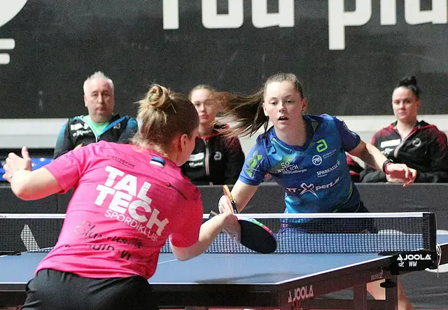 Danielle Kelly (blau) sicherte mit ihrem Sieg im letzten Spiel den fünften Gesamtrang für die SU Sparkasse Kufstein. | Foto: Schwaighofer