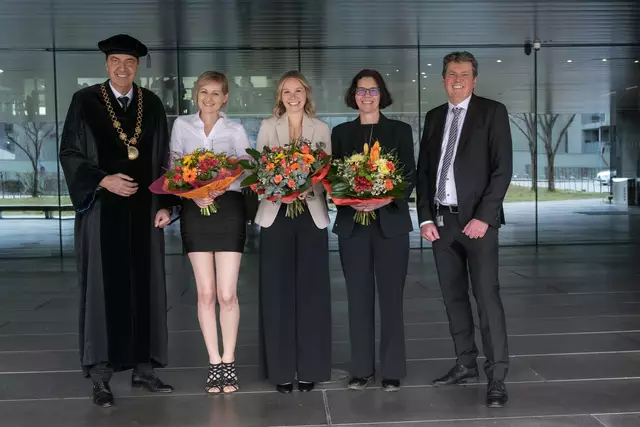 Die Absolventinnen (v.l) Andrea Eiter, Hanna Bernögger und Verena Friedrich, haben an der UMIT TIROL das viersemestrige Master-Studium Advanced Nursing Practice (ANP) abgeschlossen und sind damit die ersten drei Advanced Practice Nurses in den tirol kliniken. Der Rektor der UMIT TIROL, Rudolf Steckel (l.), und der Vorstand der tirol klinken, Stefan Deflorian (r.), gratulierten zum Studienabschluss.  | Foto: Umit Tirol