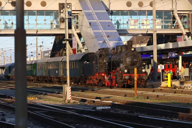 Kurzer Halt in Wels: Die Museumslokomotive des Dampfsonderzuges auf dem Weg nach Kefermarkt und wieder retour. | Foto: laumat.at