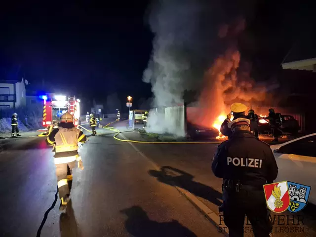 Samstagnacht fingen vier Pkw Feuer im Carport eines Mehrparteienhauses und gerieten in Vollbrand. | Foto: OFM Graf Fabian / FF - St. Stefan