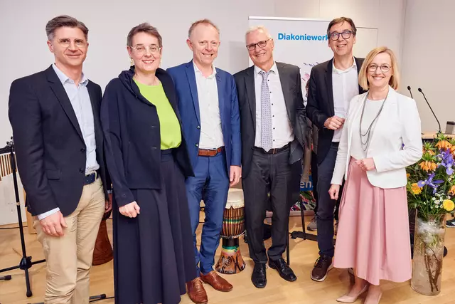 Die Geschäftsleitung verabschiedet sich von Rainer Wettreck. Von links: Stefan Marchewa, Dorothea Dorfbauer, Michael König, Rainer Wettreck, Robert Schütz, Daniela Palk. | Foto: Mathias Lauringer/Diakoniewerk