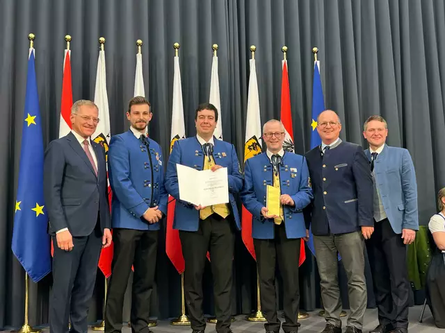 von li nach re:
LH Thomas Stelzer, Stabführer Bernhard Stefanits, Obmann Philipp Schinko, Obmann-Stv. Thomas Kohut, Bürgermeister Bernhard Ruf, Präsident des OÖBV Hermann Pumberger | Foto: Stadtkapelle Bad Hall