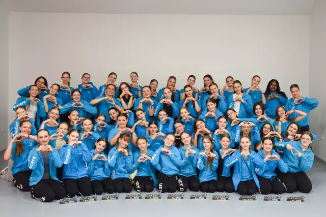 Gruppen- und Pokalfoto der UET Dancers nach der ersten Siegerehrung | Foto: Michael Lindner