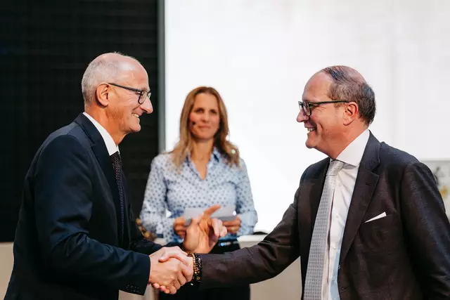 LH Anton Mattle gratulierte Thomas Bodner zur neuen Zentrale.  | Foto: Sabine Holaubek Photodesign
