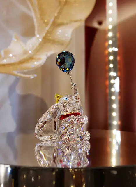 Dumbo, der liebenswerte Disney Charakter mit seinen unverwechselbar langen Ohren, dem farbenfrohen Zirkuskostüm und einem schwebenden blauen Ballon besticht mit 827 präzise geschliffenen Facetten.

 | Foto: Swarovski Kristallwelten
