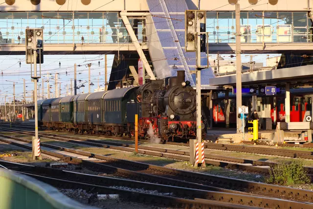 Kurzer Halt in Wels: Die Museumslokomotive des Dampfsonderzuges auf dem Weg nach Kefermarkt und wieder retour. | Foto: laumat.at