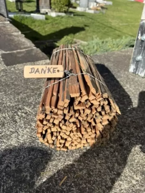 Die liebevoll gestalteten Päckchen aus 120 Jahre alten Schindeln, die Messner Wassertheurer herstellt. | Foto: MeinBezirk