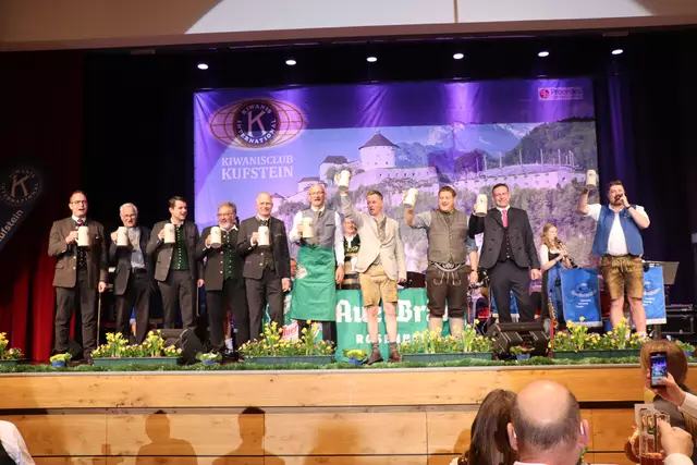 Ein Prosit auf 15 Jahre Starkbieranstich in Kufstein – das ließen sich zahlreiche Gäste wie Ehrengäste nicht entgehen. | Foto: Nimpf