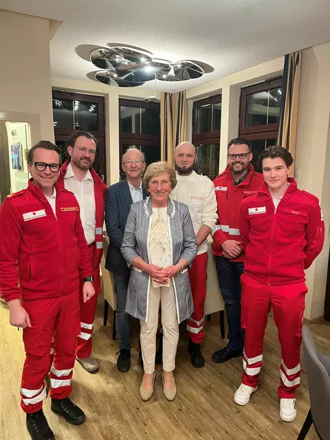  Gitta Huber und ihre Familie beim Wiedersehen mit der Rettungsmannschaft. | Foto: OÖRK Vöcklabruck