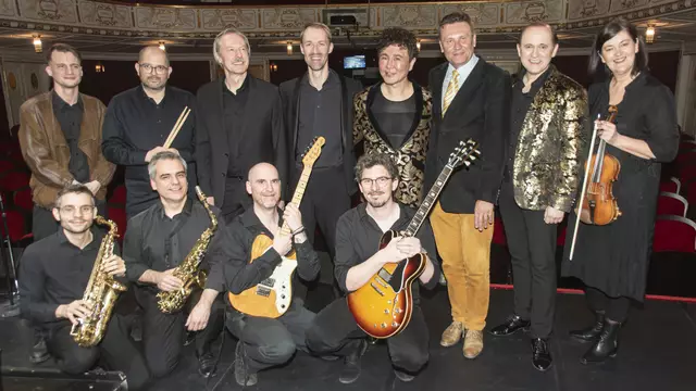Pavel Singer, Michael Zehetner, Venzent Schirrmacher, Michael Lakner, Reinwald Kranner, Kinga Vass (Konzertmeisterin) und die Band die das Orchester unterstützte | Foto: Gerhard Maly