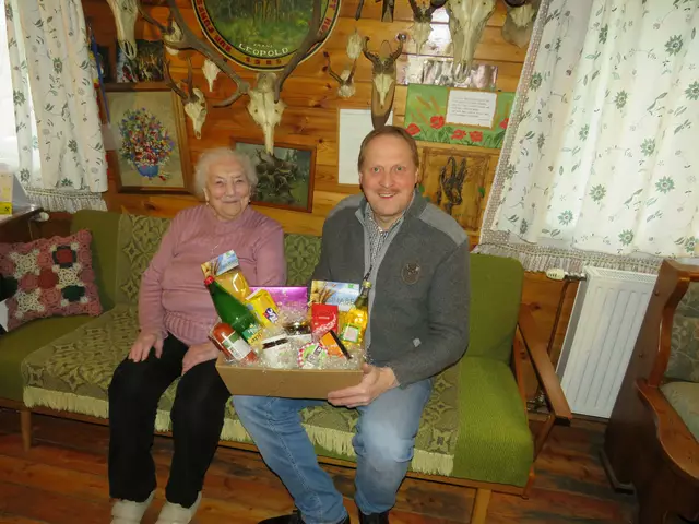 In der "Jaga-Stubn": das Geburtstagskind und der Vizebürgermeister. | Foto: Gemeinde Kirchberg am Wechsel