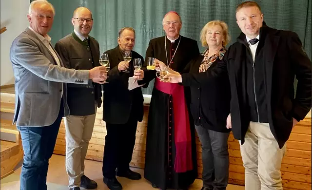 Vizebürgermeister Martin Tauchner, Bürgermeister von Hochneunkirchen-Gschaidt Thomas Heissenberger, KR Alois Glatzl, Bischof der Diözese St. Pölten Alois Schwarz, die stellvertretenden Vorsitzenden des Pfarrgemeinderates aus Gschaidt und Mönichkirchen Manuela Luckerbauer und Florian Weninger (v.l). | Foto: Privat 