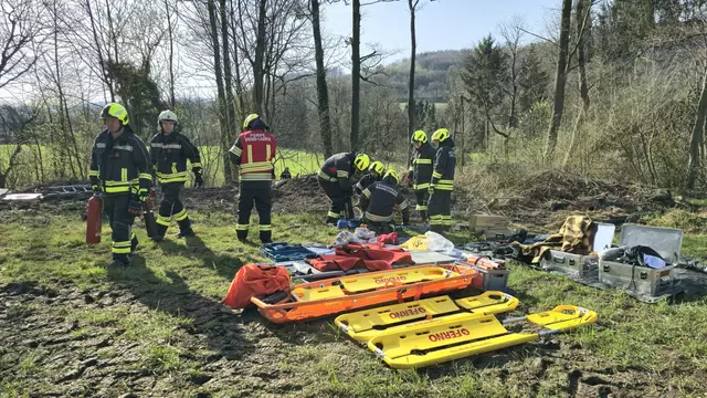 In Vorbereitung auf mögliche Verletzte werden Tragen vorbereitet. | Foto: AFKDO Neulengbach