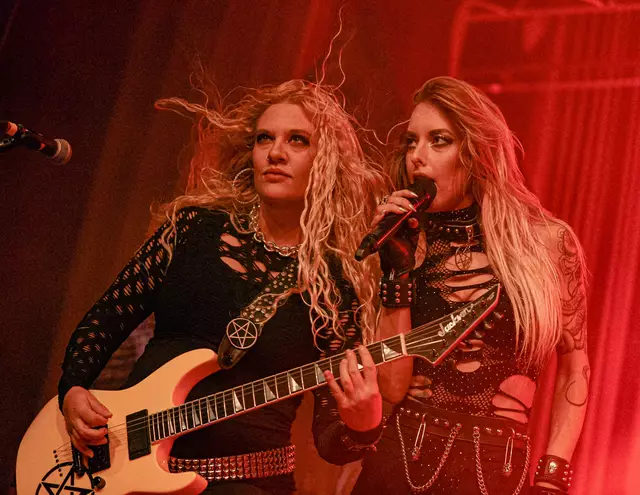 Die Schweizer Band "Burning Witches" heizte dem Publikum beim Mad Mountain Meeting mit klassischem Heavy Metal ordentlich ein. | Foto: Thomas Eisenpass