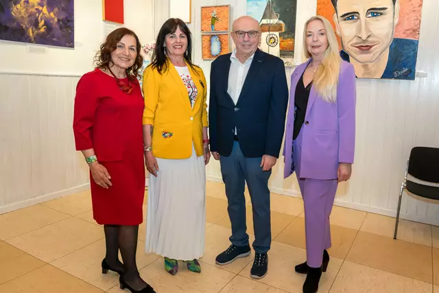 Bei der Eröffnung (v.l.): Künstlerin Christine Kipper, Obfrau Gina Harg, Bezirksvorsteher Walter Wurm und Künstlerin Anita Donata | Foto: Straßganger Kulturzentrum