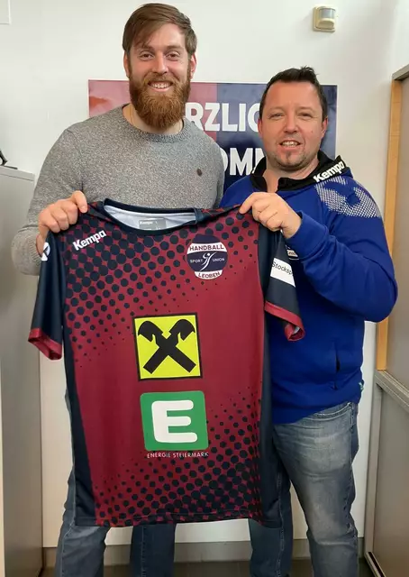 Neuzugang Adrian Lombès-Birkenheuer mit Sportunion-Präsident Alfred Leithold. | Foto: Sportunion Leoben