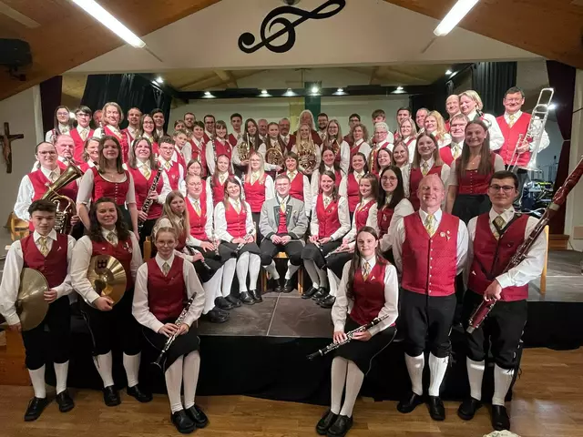 61 Musikerinnen und Musiker spielten ein fulminantes Frühjahrskonzert. | Foto: MV Vitis