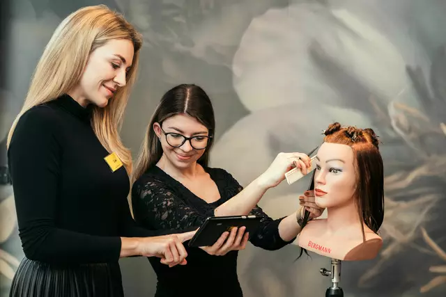 Die Lehrlinge können sich mit App-Tutorials weiterbilden. | Foto: Klipp Frisör