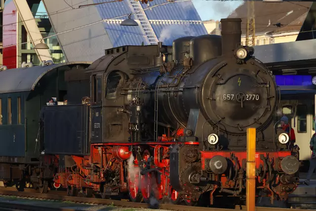 Kurzer Halt in Wels: Die Museumslokomotive des Dampfsonderzuges auf dem Weg nach Kefermarkt und wieder retour. | Foto: laumat.at
