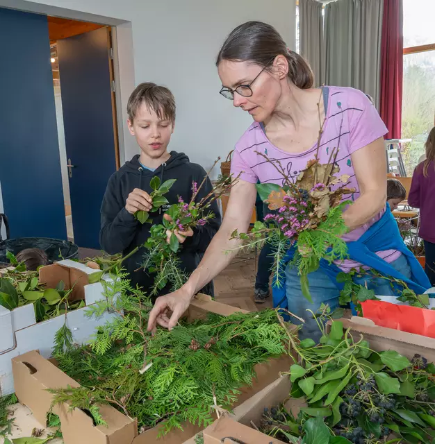 Die Palmkätzchen wurden mit anderen Pflanzen wie Haselnuss, Heidekraut und Stechpalme von den Kindern, Gruppenleitenden und Eltern zu Palmbuschen gebunden.  | Foto: Jack Haijes