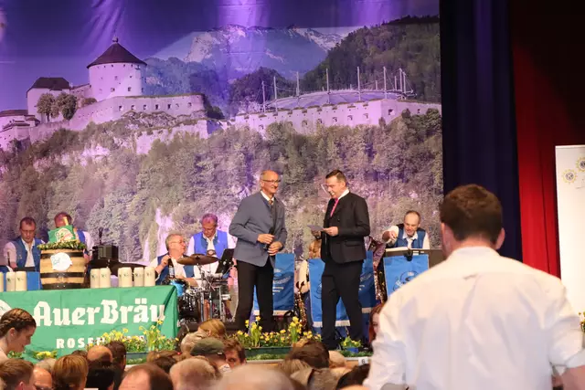 Thomas Oberhuber begrüßte auch LH Anton Mattle auf der Bühne. | Foto: Nimpf