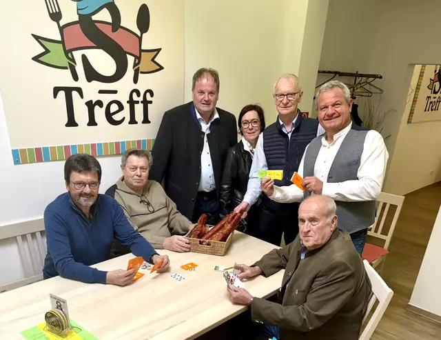 Bürgermeister Gerhard Lentschig und Präsident Pino Pfleger im Kartler-Duell unter der strengen Aufsicht des ÖKB-Organisationsteams. | Foto: Herbert Gschweidl