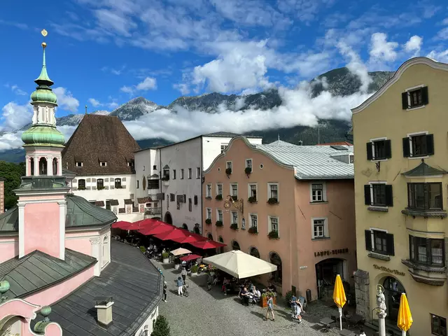 Weniger Parkmöglichkeiten: Rund 15 Kurzparkzonenplätze in der Altstadt fallen weg, was bei der Opposition auf Widerstand stößt. | Foto: Stadtmarketing Hall in Tirol