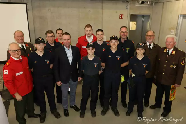 RK Bezirksstellnleiter StV Heinz Preisz, Kommandant Michael Uetz, Abschnittsfeuerwehrkommandant Michael Gindl, Florian Kleinhagauer, Bürgermeister Josef Rothensteiner, RK Bezirksstellenleiter Wolfgang Uhrmann, KommStV Daniel Weß, Bezirkssachbearbeiter Erich Stricker, EOBI Ing. Kurt Heuböck und EOBI Hermann Rausch mit dem (im Vordergrund von Ln.r.)Jugendgruppenkommandant Maximilian Bauer, Stellvertreter Raffael Schaffer, Matteo Heimberger und Lenoie König.