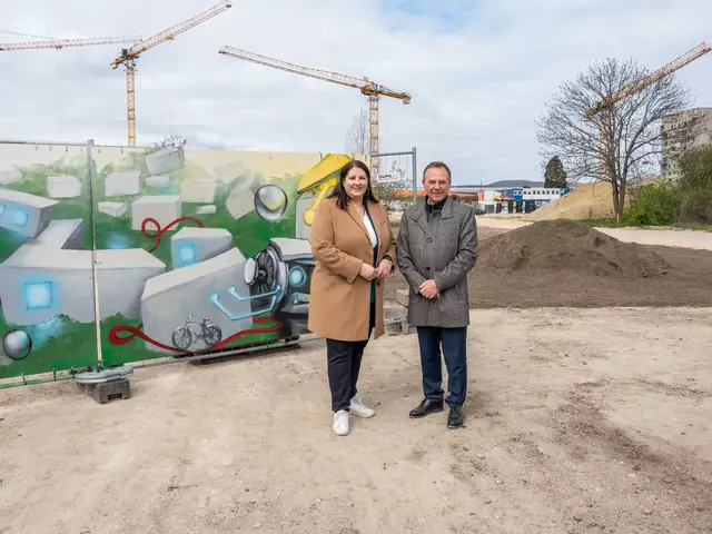Wohnbaustadträtin Kathrin Gaál und Bezirksvorsteher Gerald Bischof (beide SPÖ) beim Spatenstich für das Quartier Meischlgasse.  | Foto: Valentina Marinelić/MeinBezirk