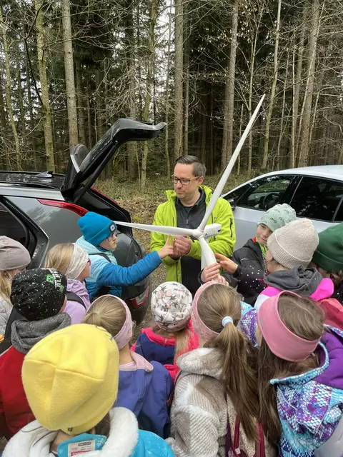 Windkraftexperten zeigten den Kindern, wie mit Luft Energie erzeugt wird.